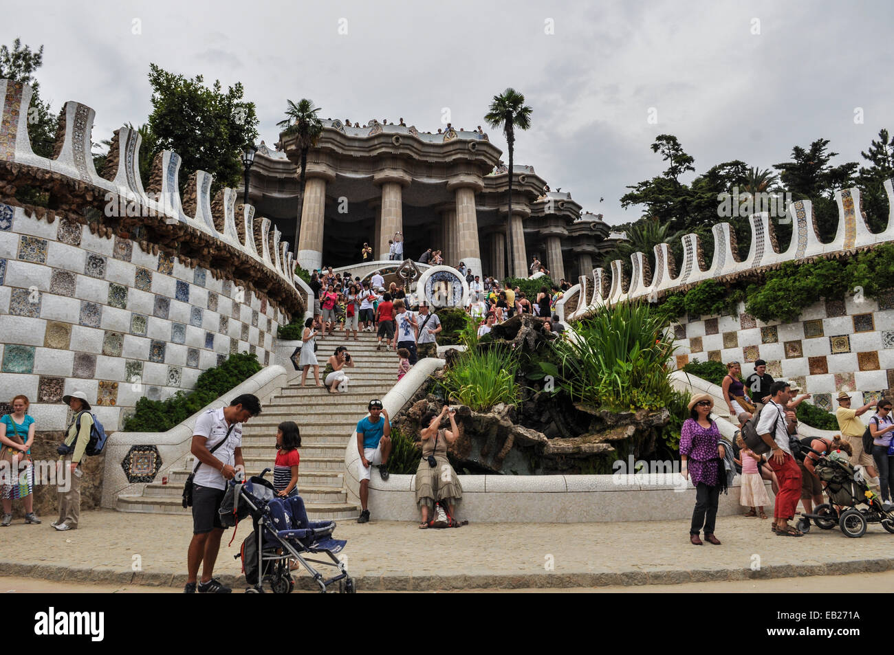 BARCELONA - 24 de julio: el Parque Güell, un jardín municipal diseñado por Antoni Gaudí. Construido en 1900 - 1914. parte del mundo de la UNESCO su Foto de stock