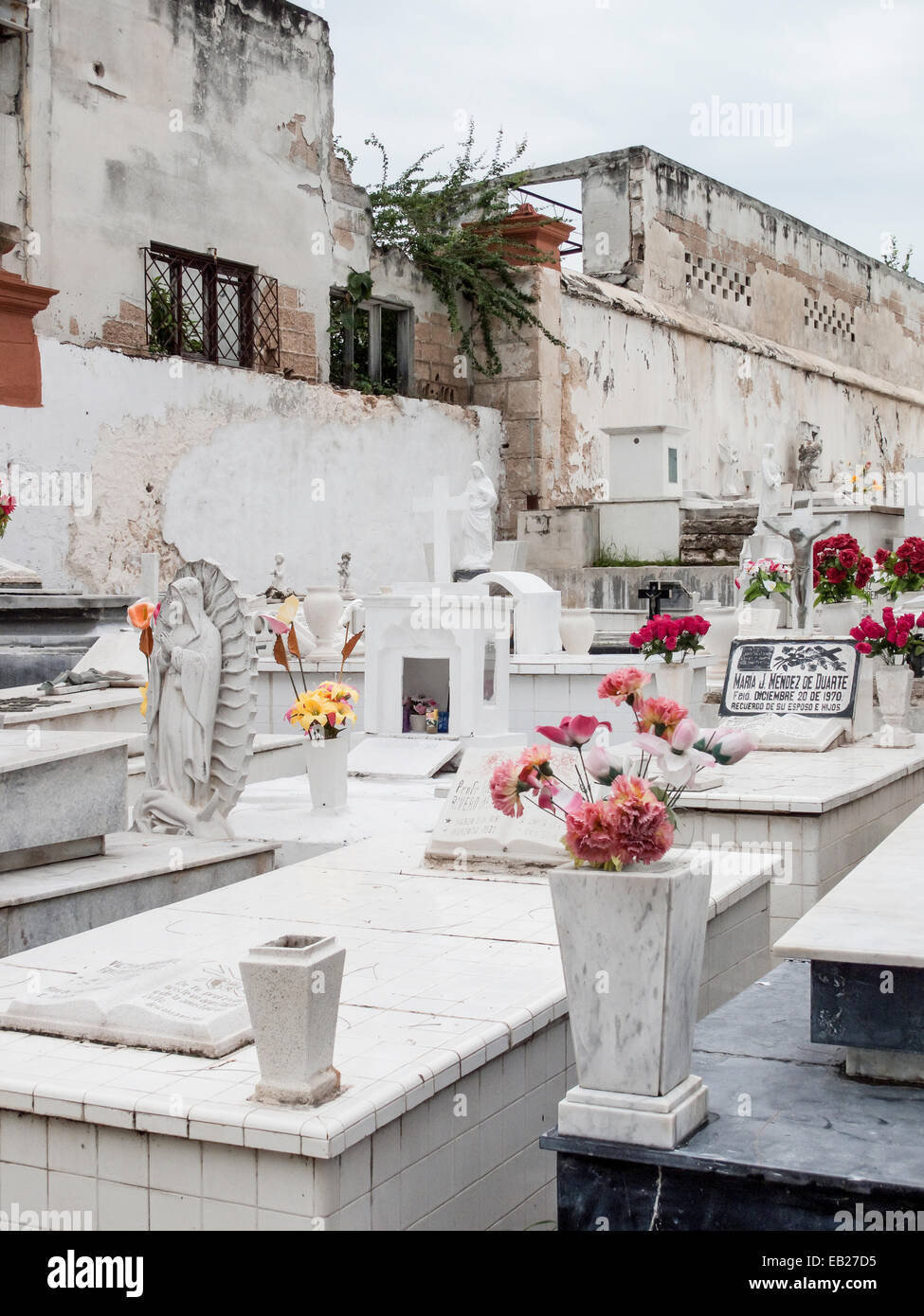 Sobre el suelo mexicano tumbas de mármol blanco estatuario cristiana, y