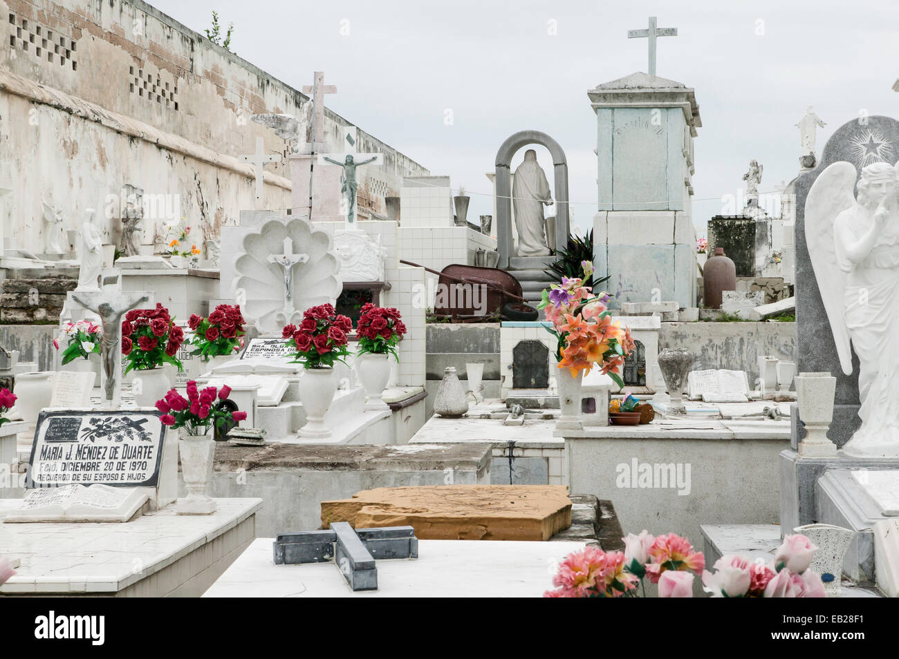 Cementerio Panteon de San Romano sobre tumbas terrestres con varios