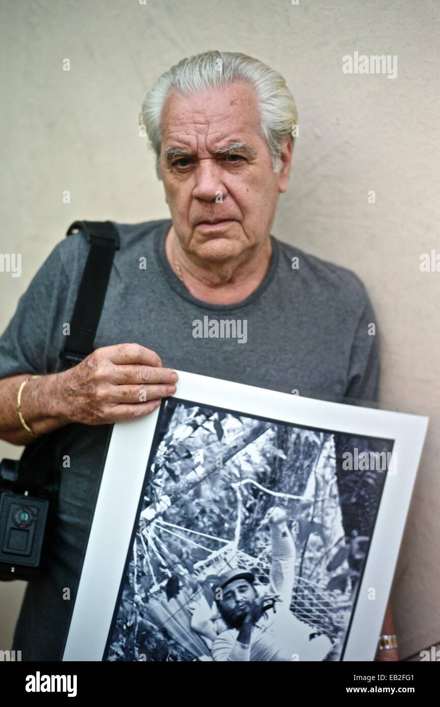 El fotógrafo cubano Roberto salas con una impresión de Fidel Castro, en su  domicilio de La Habana. Roberto Salas ha documentado la revolución desde la  Sierra Maestra, en la Bahía de Cochinos