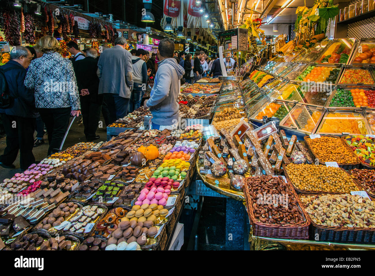Frutos secos y dulces puesto en el mercado de la Boquería, Barcelona, Cataluña, España Foto de stock