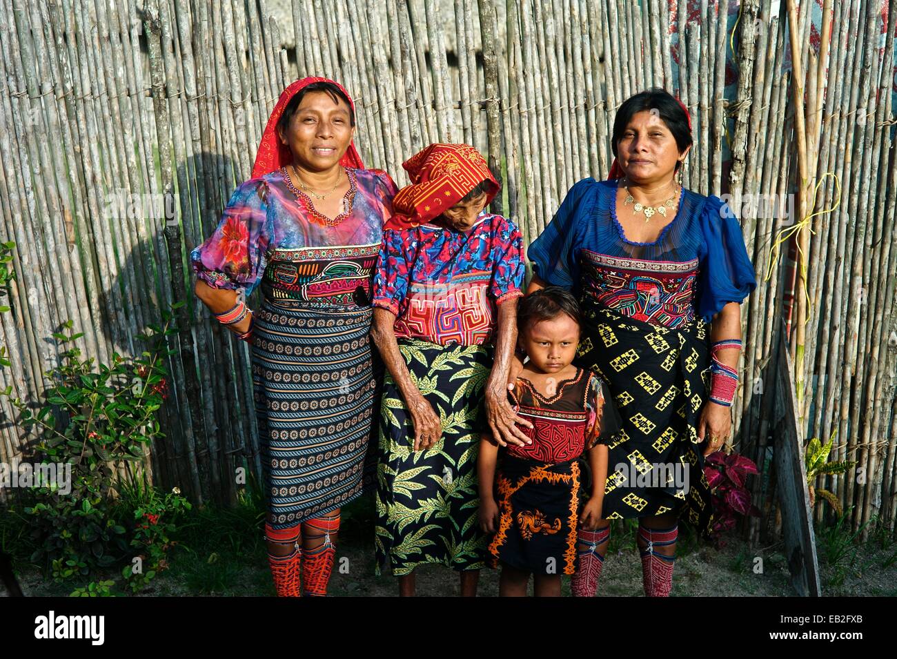 Tres generaciones de los indios kuna en Panamá, las Islas de San Blas