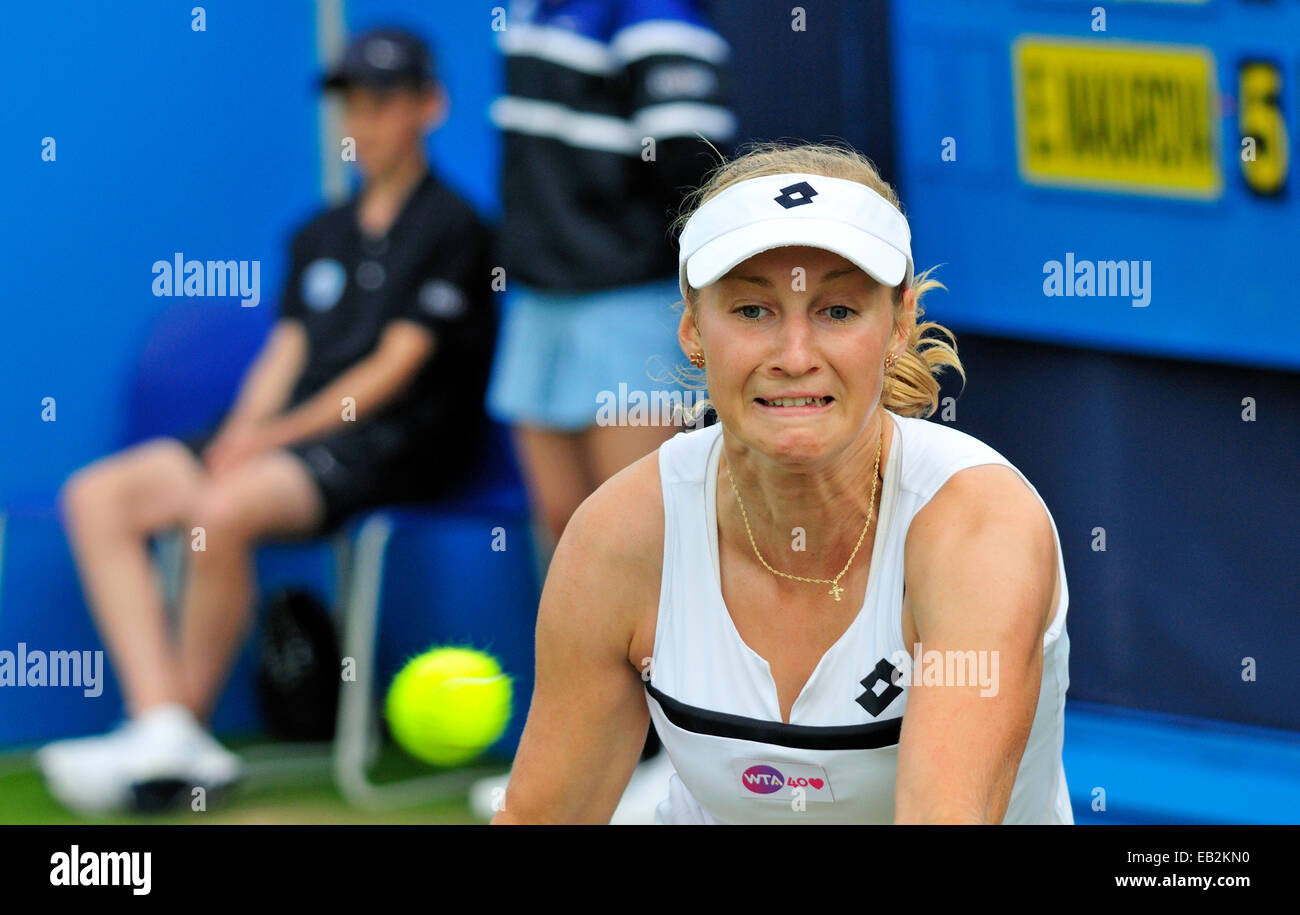 Aegon Tenis en Eastbourne, Reino Unido. 18 de junio de 2007. Ekaterina Makarova (Rusia), ballboy, ballgirl y marcador Foto de stock