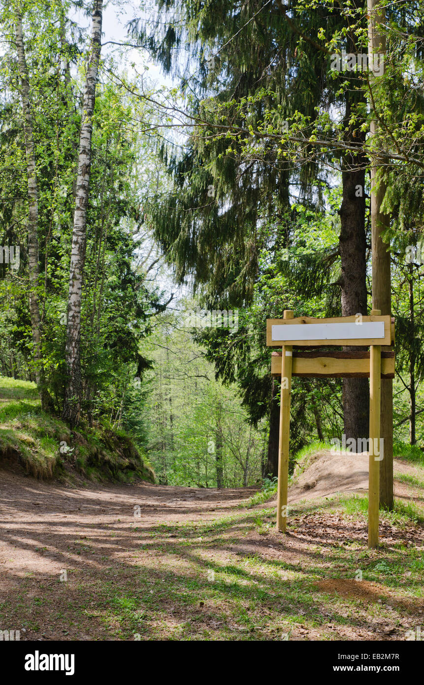 Letrero de madera en el sendero natural. En el parque forestal Foto de stock