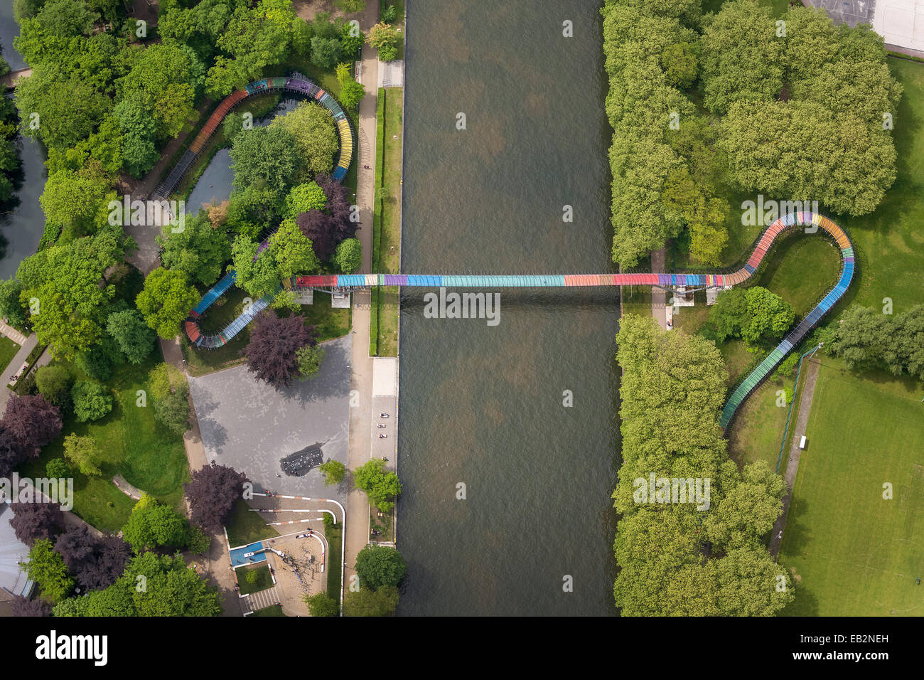 Vista aérea, Slinky salta a la fama, el puente sobre el Canal Rhine-Herne, Oberhausen, Renania del Norte-Westfalia, Alemania Foto de stock