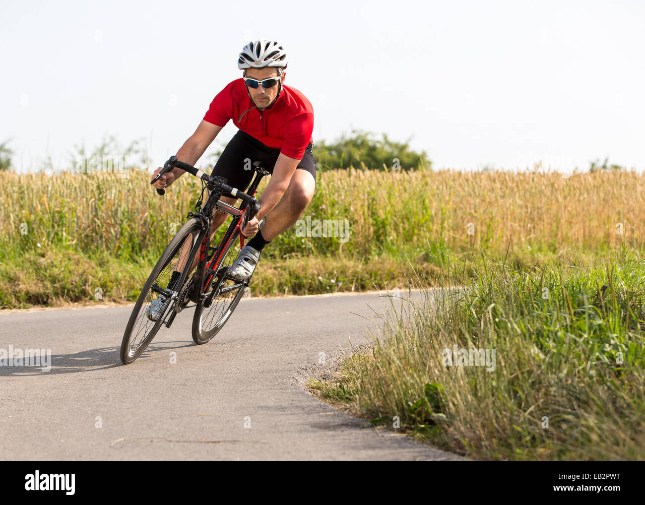El ciclista, de 44 años, montando en un ciclo de carreras, Winterbach, Baden-Württemberg, Alemania Foto de stock