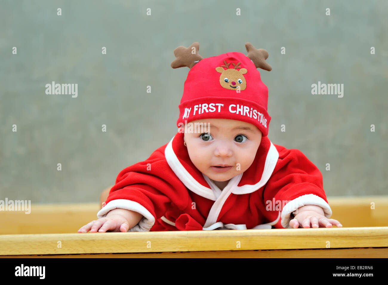 Bebé en sombrero rojo fotografías e imágenes de alta resolución - Alamy