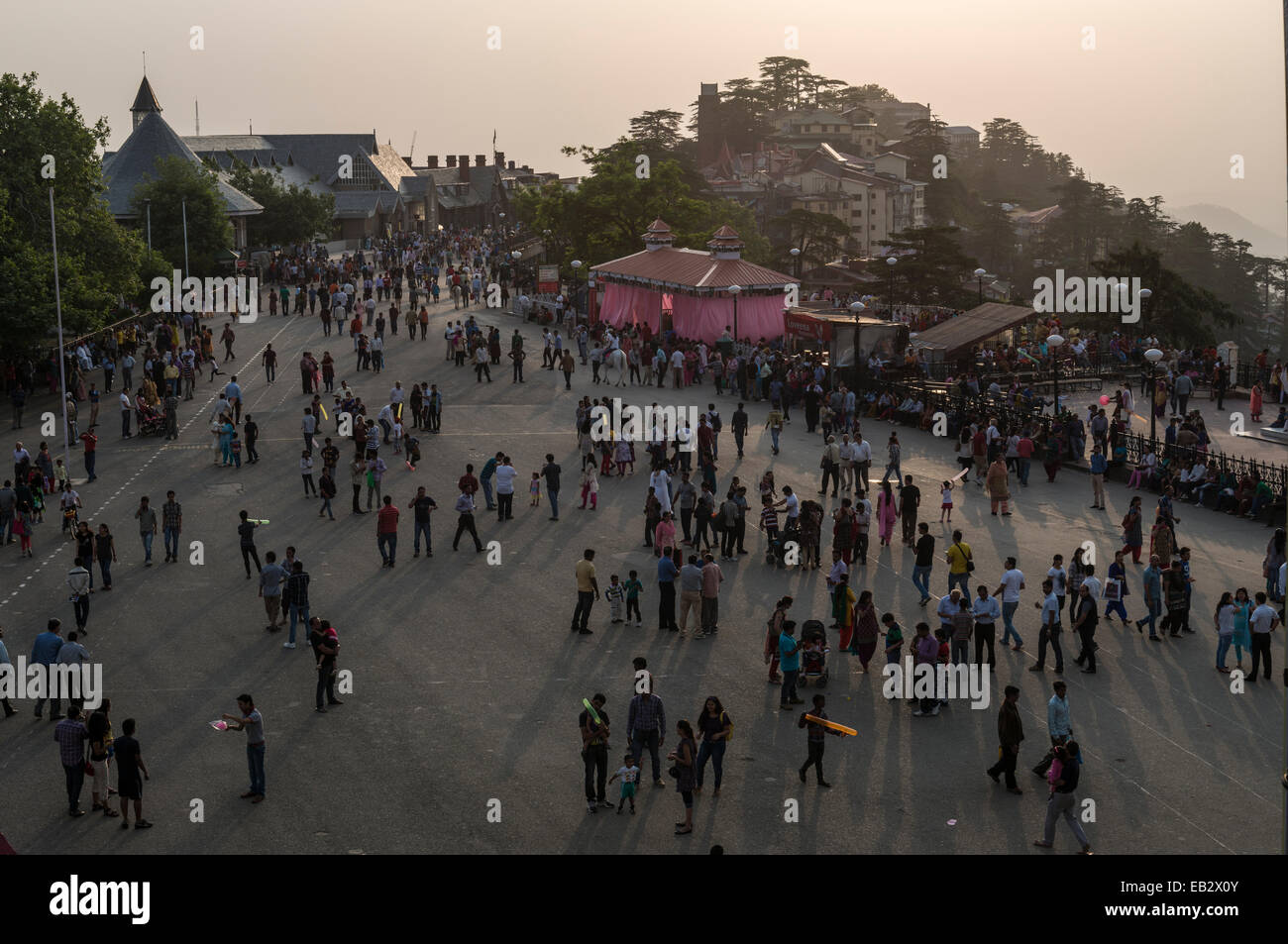 Los peatones en Mall Road, Shimla, Himachal Pradesh, India Foto de stock