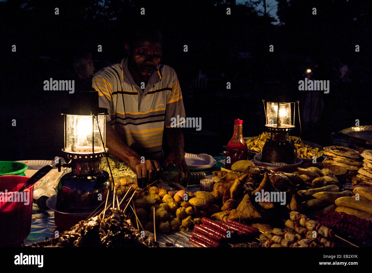 Puesto de comida proveedores preparar comida para compradores en un mercado nocturno en el Océano Índico. Foto de stock