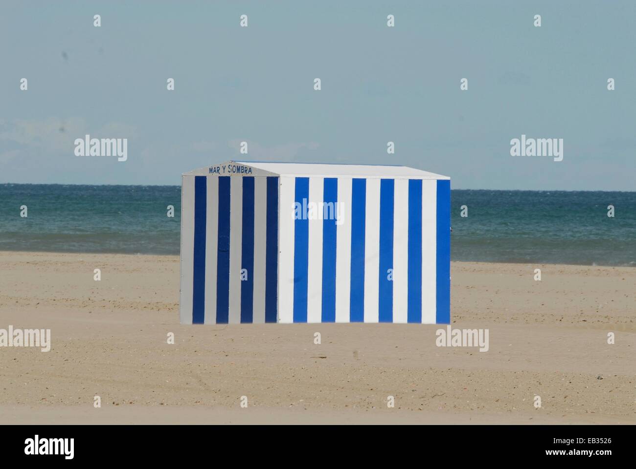 Un galpón para alquilar hamacas y sillas en la playa en Valencia. Foto de stock
