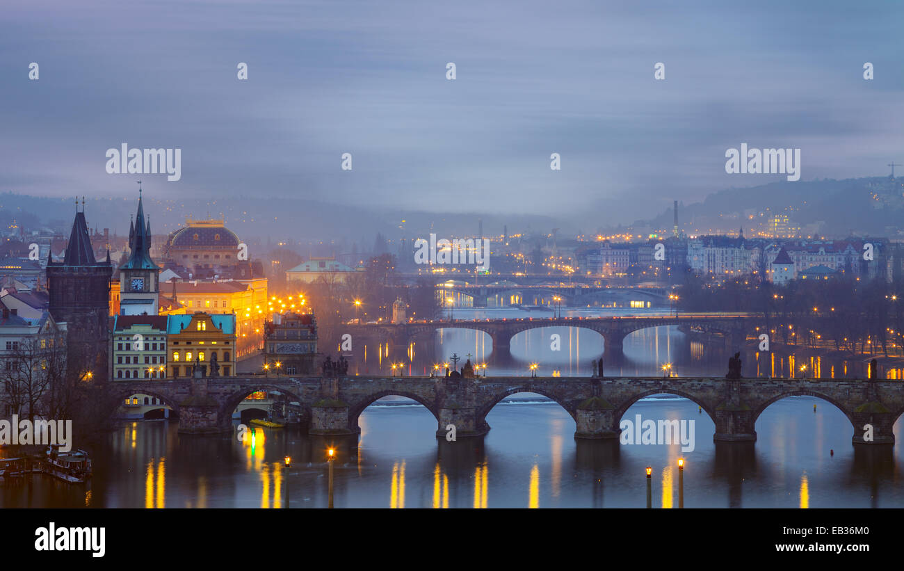 Puente de Carlos de Praga sobre el río paisajes al atardecer Foto de stock