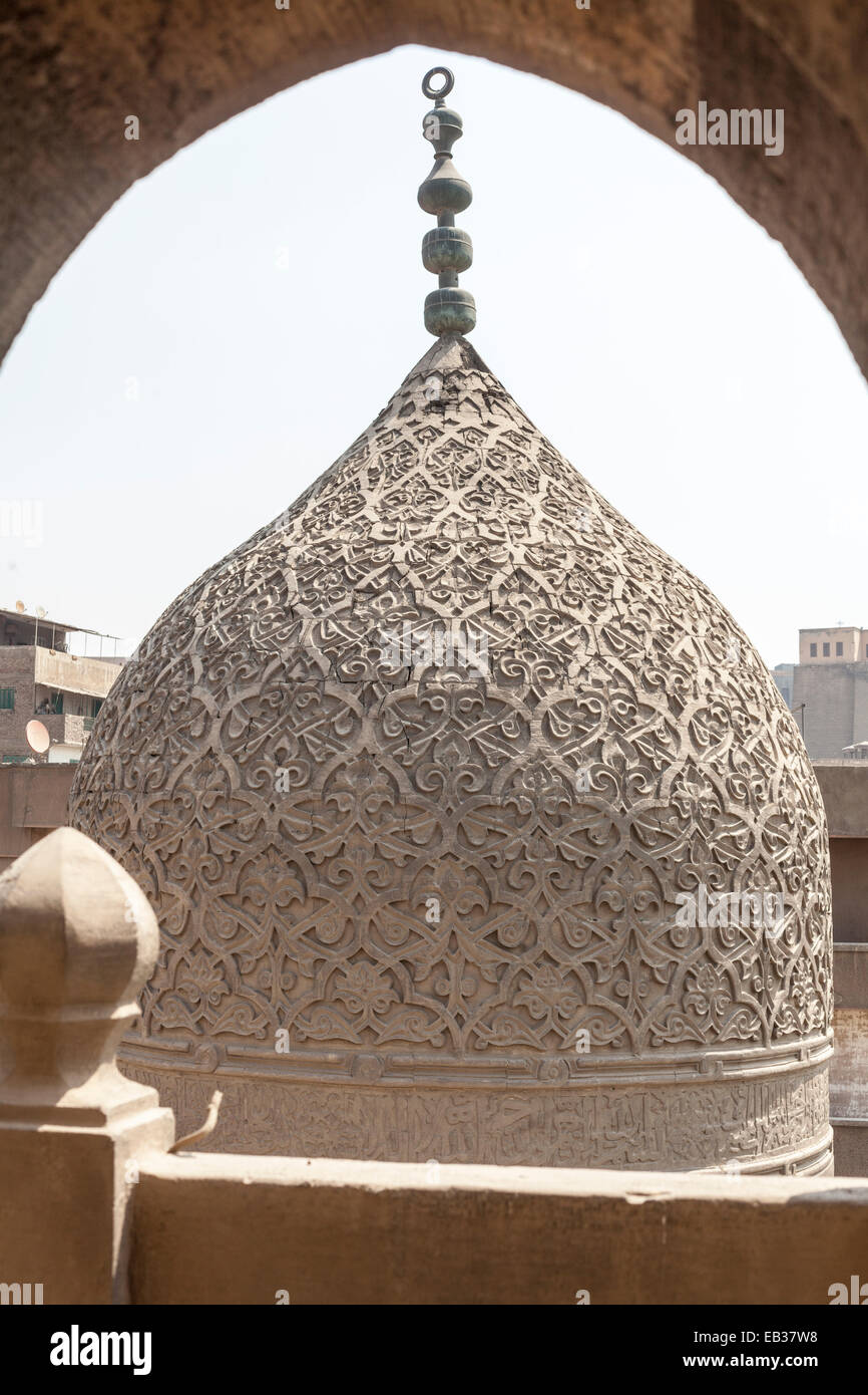 Cúpula de piedra tallada del complejo funerario de Amir Akhur Qanibay Foto de stock