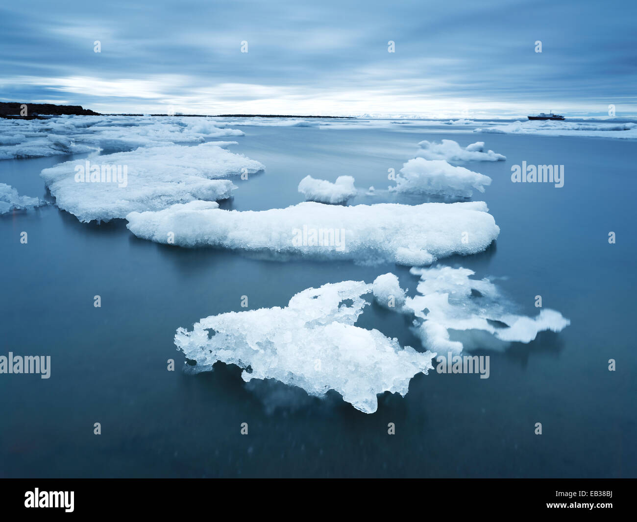 Témpanos de hielo, la isla de Spitsbergen, el archipiélago de Svalbard y Jan Mayen, Svalbard, Noruega Foto de stock