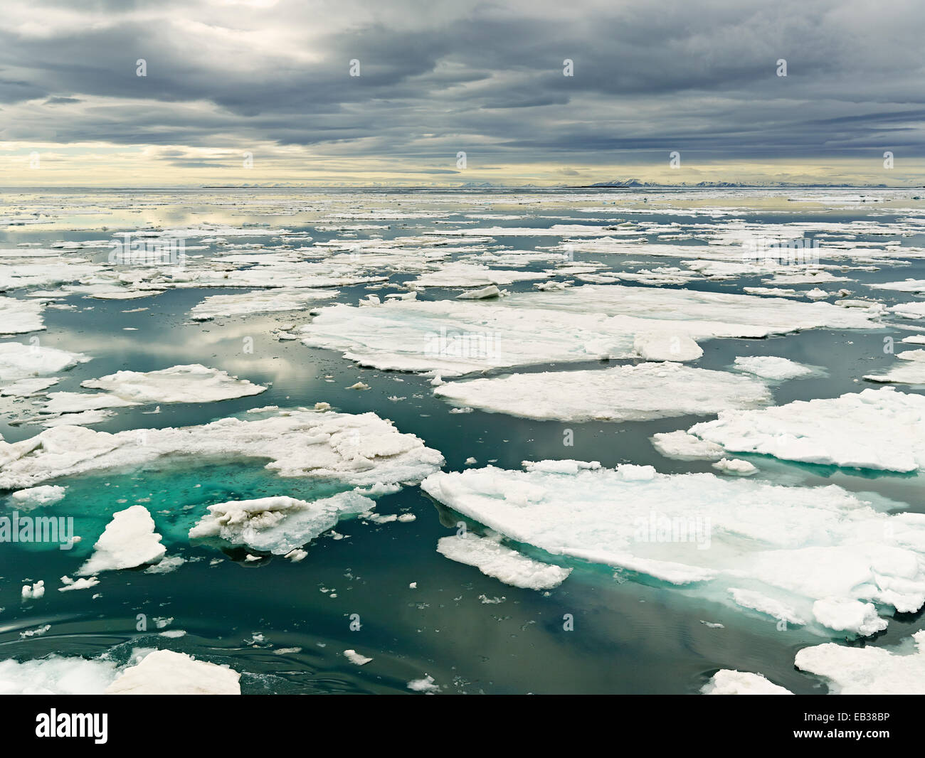 La fusión de hielo, la isla de Spitsbergen, el archipiélago de Svalbard y Jan Mayen, Svalbard, Noruega Foto de stock