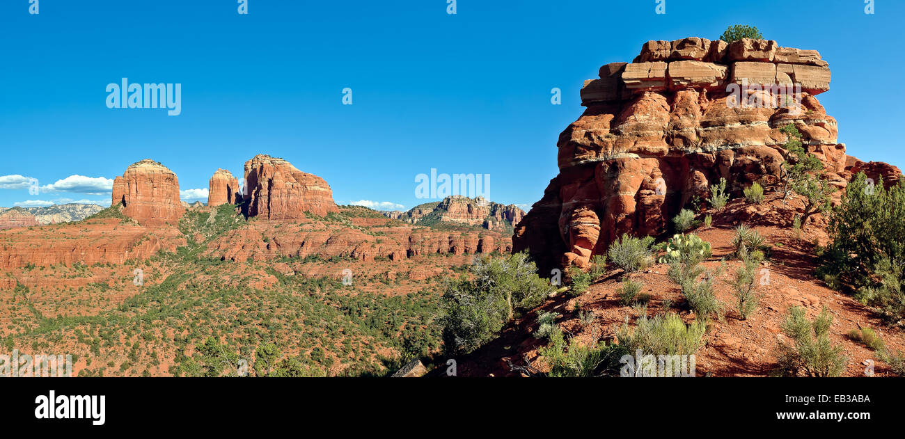 Ee.Uu., Arizona, del Condado de Yavapai y Coconino National Forest, Cathedral Rock visto desde Baldwin Altar Foto de stock