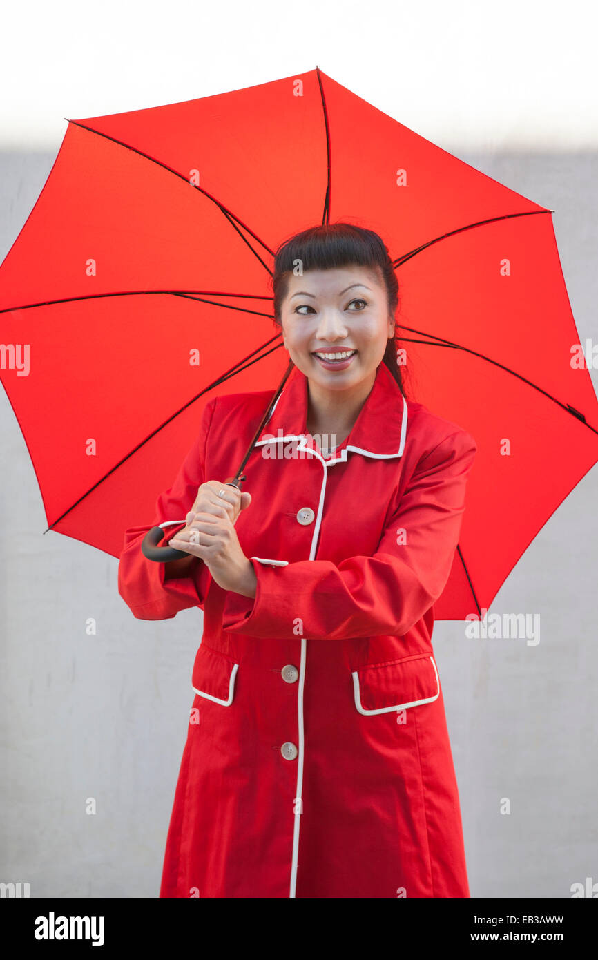 Fuerza Nominal Profeta Mujer con paraguas abierto Vestían casaca roja Fotografía de stock - Alamy