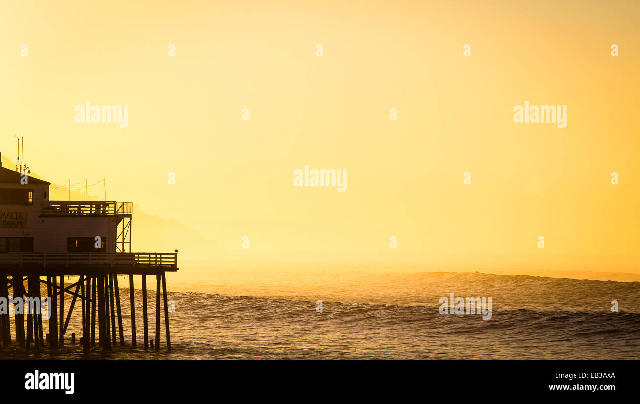California, Estados Unidos, el condado de Los Angeles, Malibu, silueta de muelle al atardecer Foto de stock