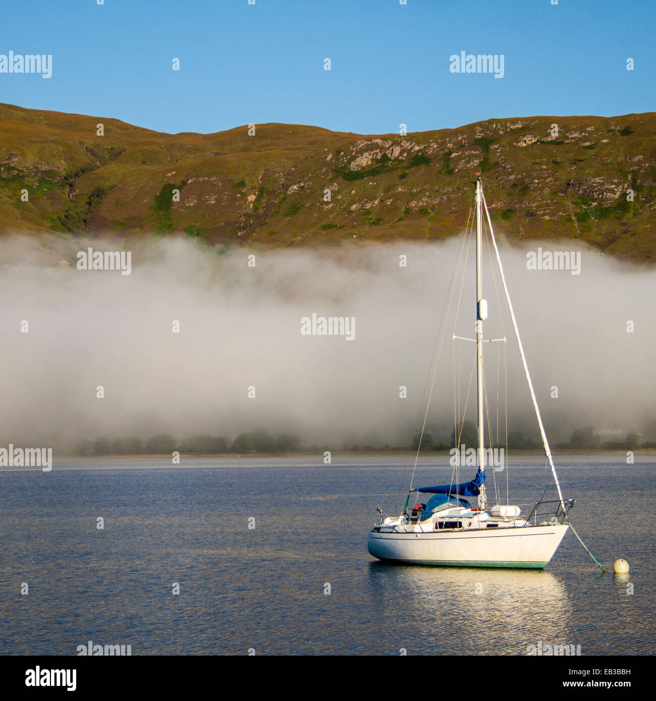 Reino Unido, Escocia, Velero en loch con niebla Foto de stock
