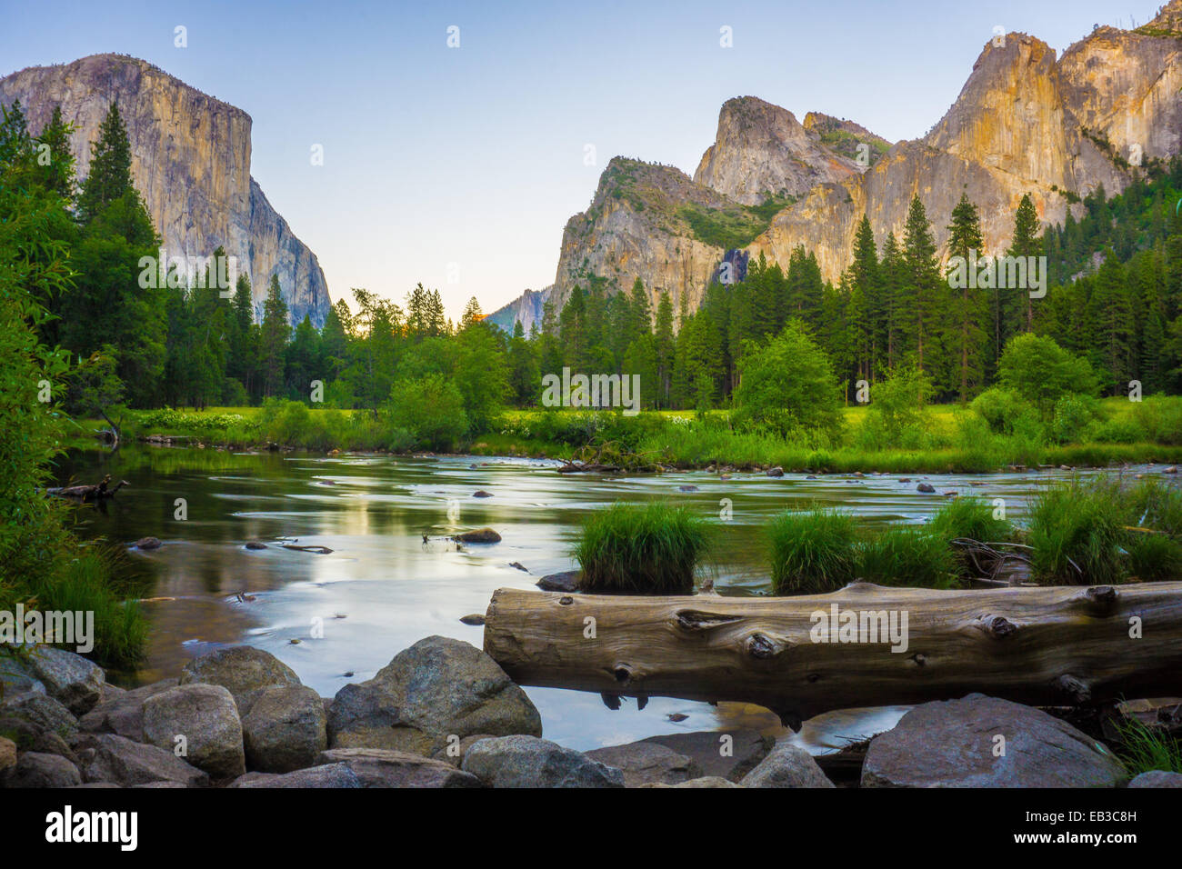 California, Estados Unidos, vista del Valle en el Parque Nacional Yosemite con el Capitan y Bridalveil Falls detrás de Río Merced Foto de stock