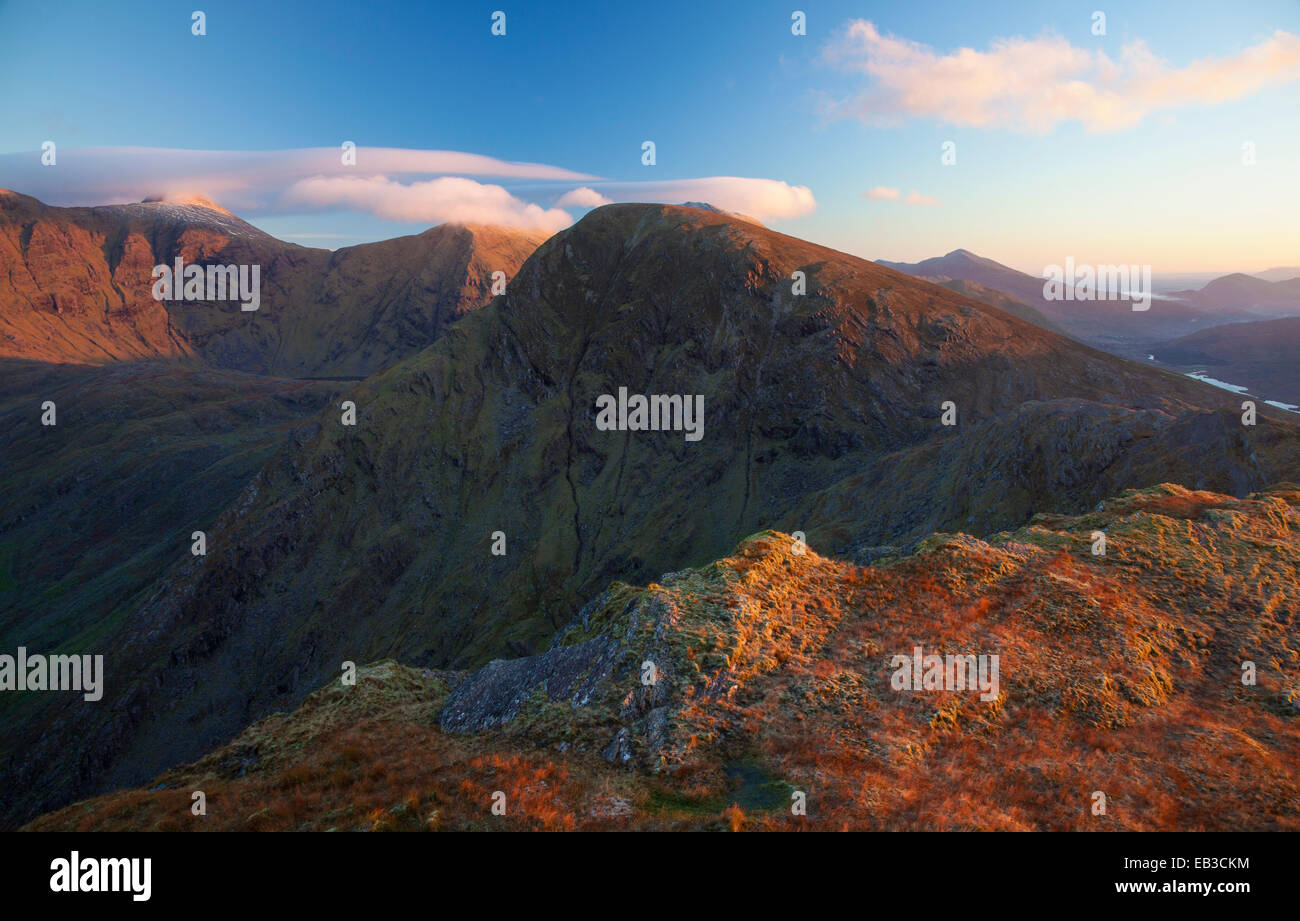 Alba vista hacia y desde Stumpa Carrauntoohil Broaghnabinnia Duloigh Macgillycuddy's Reeks, , en el condado de Kerry, Irlanda. Foto de stock