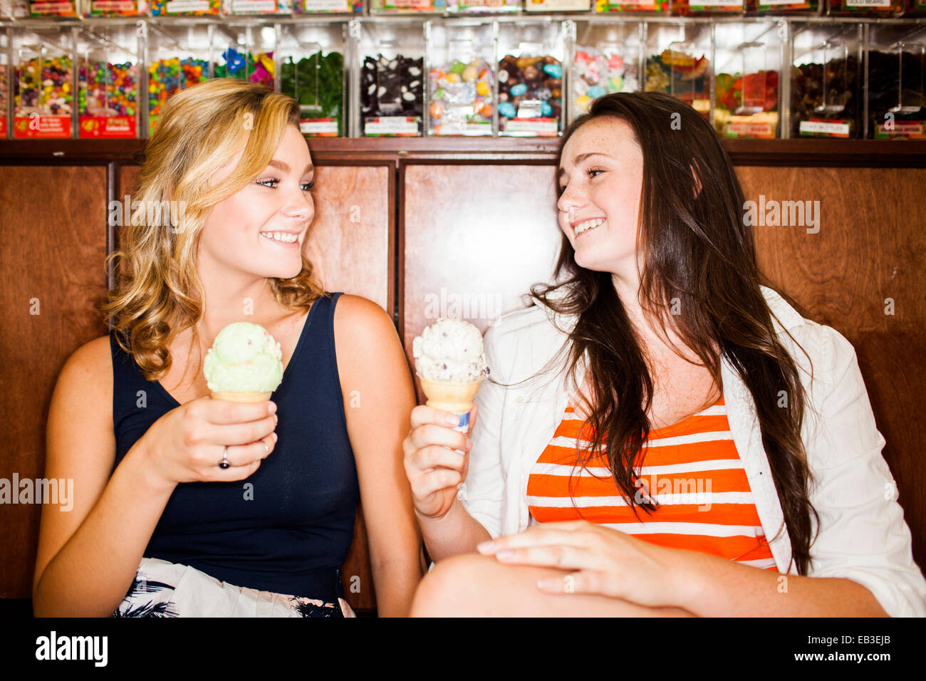 Chicas adolescentes caucásicos comiendo conos de helado Fotografía de stock  - Alamy