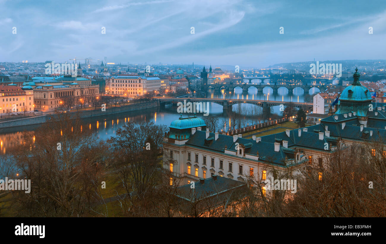Paisaje de Praga sobre el río y puentes al atardecer Foto de stock