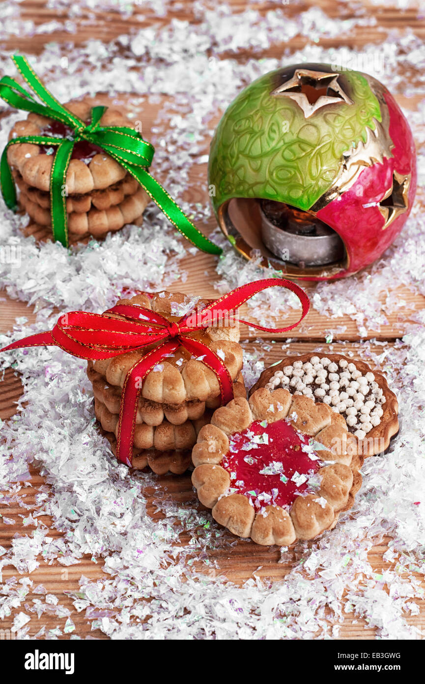 Fragante galletas de Navidad en el fondo del decorado adornos de Navidad Foto de stock