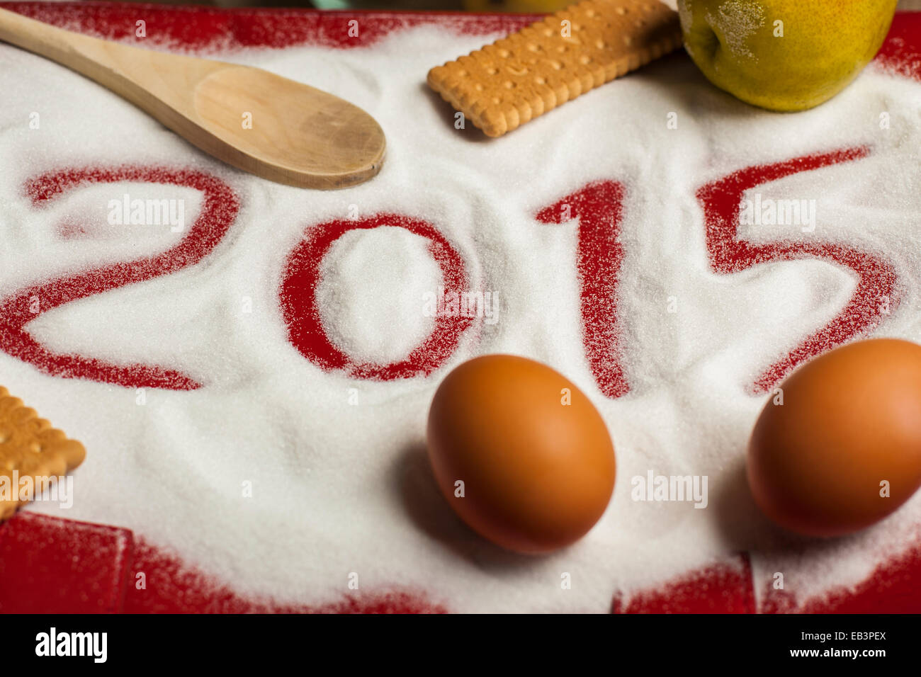 Navidad roja signo de un arbol de navidad 2015 dibujar en el azúcar con alimentos, huevos, galletas, bizcochos, culinaria, arte, fotografía de paisaje Foto de stock