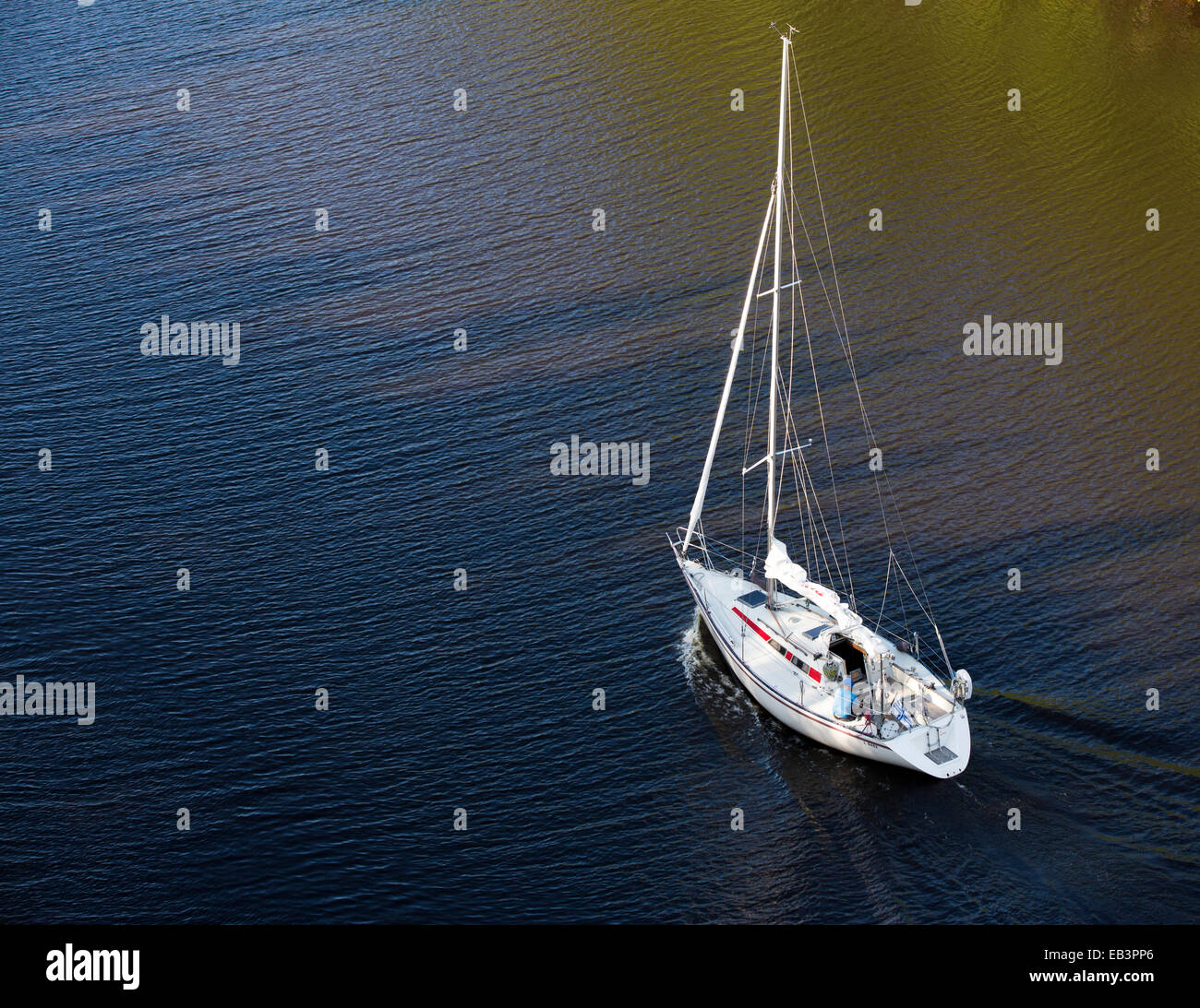Vista aérea de gran ángulo de un velero que conduce a motor en el río interior, Leppävirta, Finlandia Foto de stock