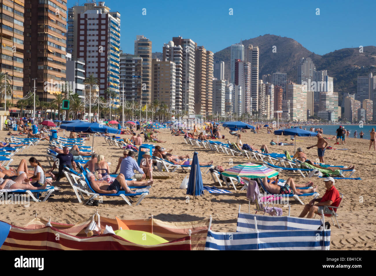 La playa de Benidorm, Alicante, Costa Blanca, España. todos los grupos de edad mayores jubilados sol oaps pasear paseos relajantes cerca del mar Foto de stock