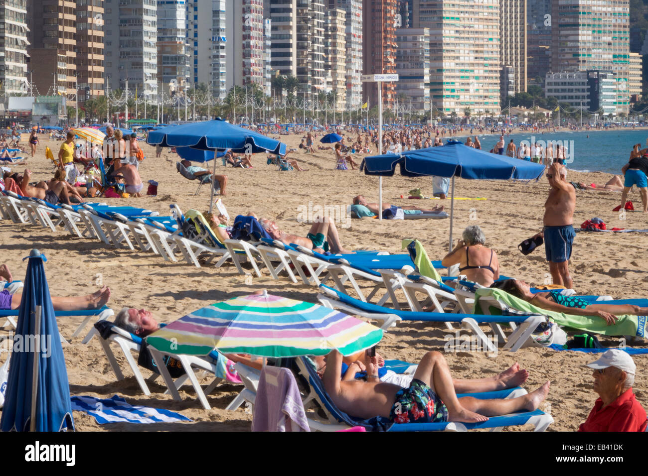 La playa de Benidorm, Alicante, Costa Blanca, España. todos los grupos de edad mayores jubilados sol oaps pasear paseos relajantes cerca del mar Foto de stock