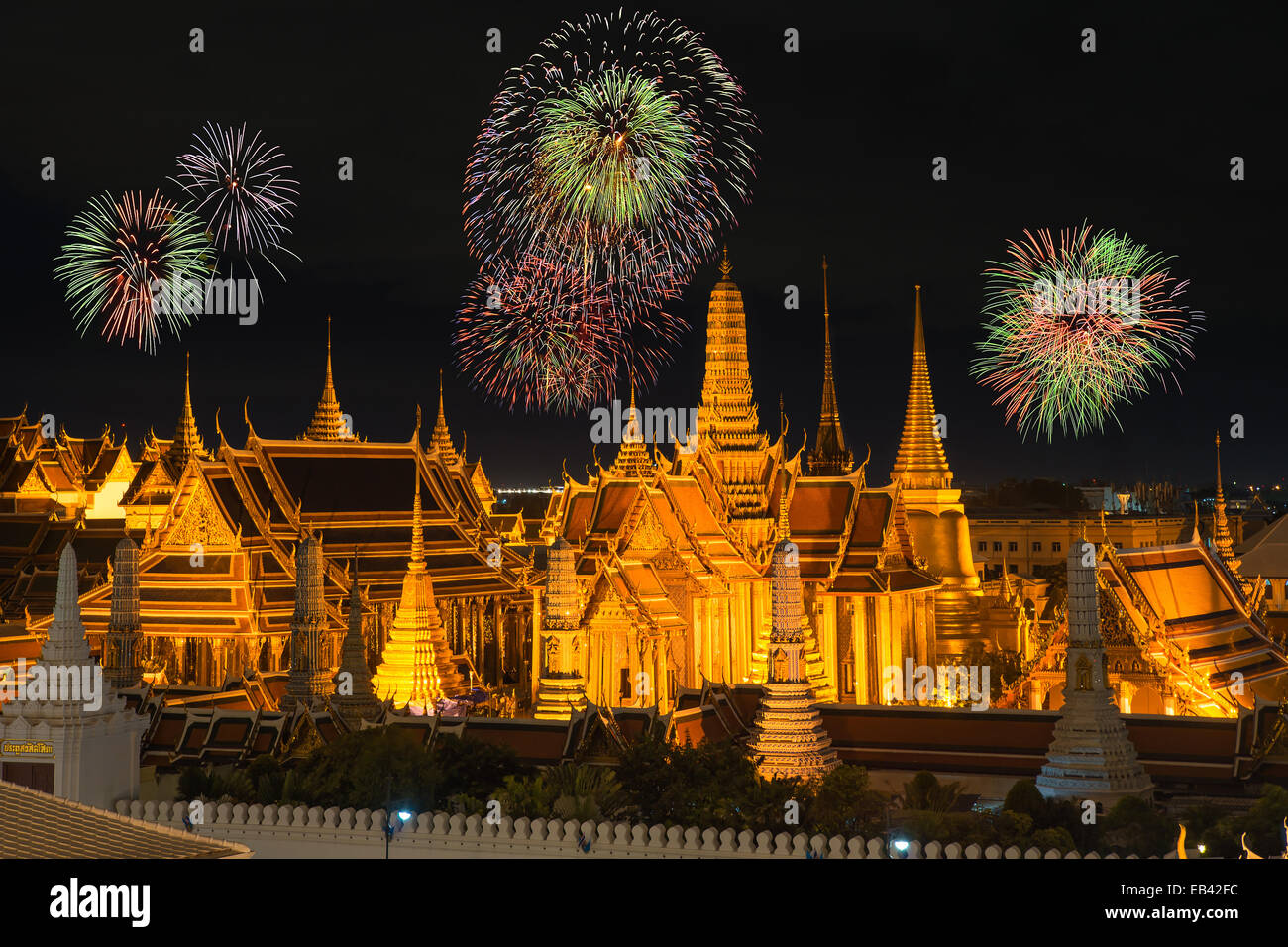 El gran palacio y Wat Phra keaw en la noche de Año Nuevo con fuegos artificiales Foto de stock