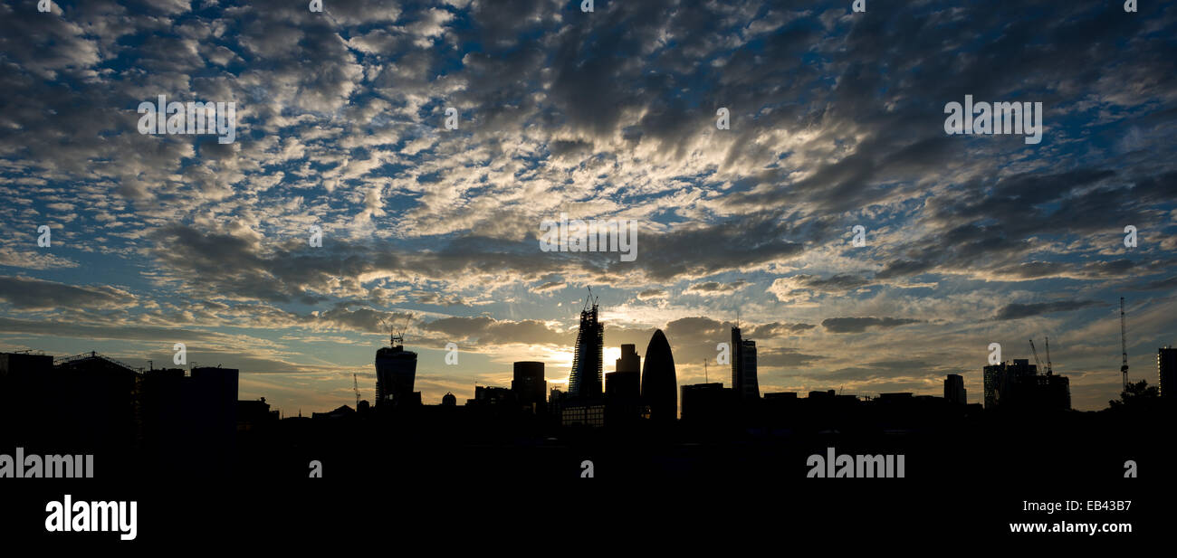 Skyline londinense mirando al oeste de Wapping Foto de stock