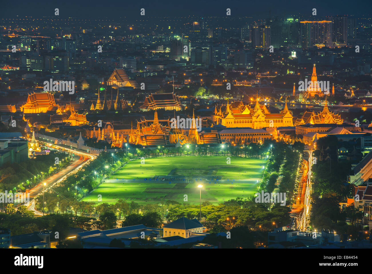 Grand Palace en el crepúsculo en Bangkok, Tailandia Foto de stock