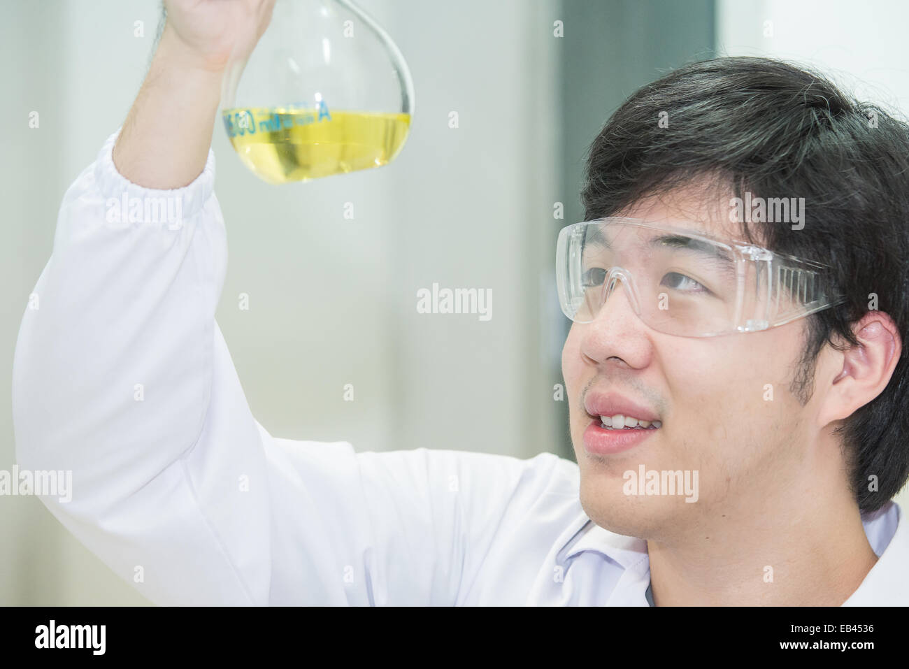 El científico asiático en laboratorios químicos Foto de stock