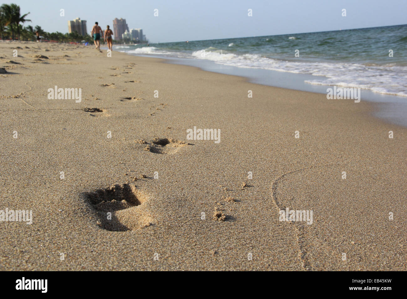 Un par de caminatas en la playa, en Las Olas, Fort Lauderdale, Florida, Estados Unidos. Foto de stock