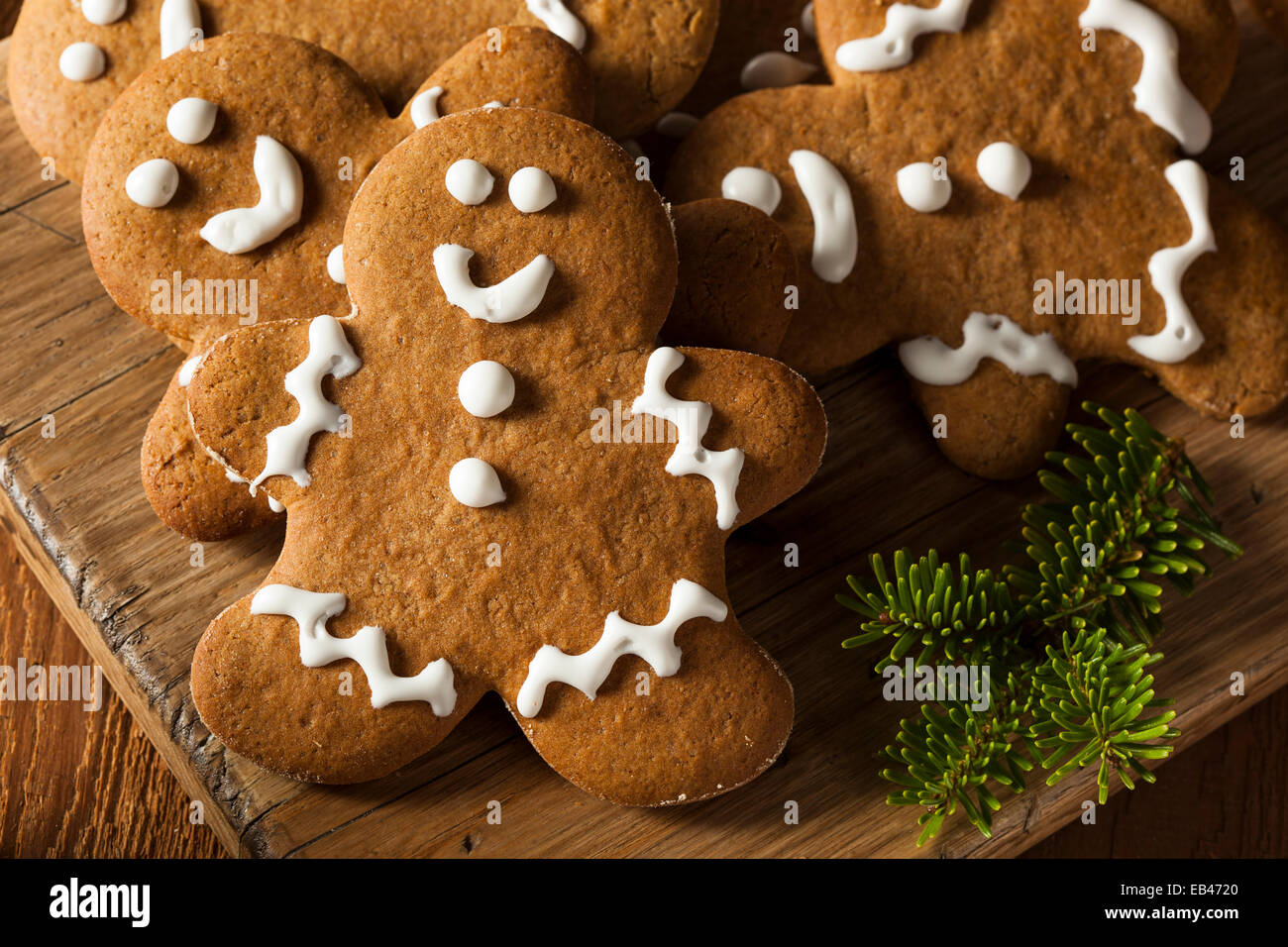 Los hombres de pan de jengibre decorado galletas caseras para Navidad  Fotografía de stock - Alamy