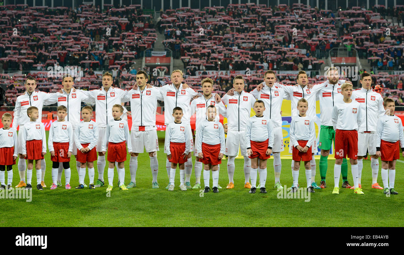 WROCLAW, POLONIA - Noviembre 18, 2014: el equipo nacional polaco antes del partido Polonia - Suiza 2:2. Foto de stock