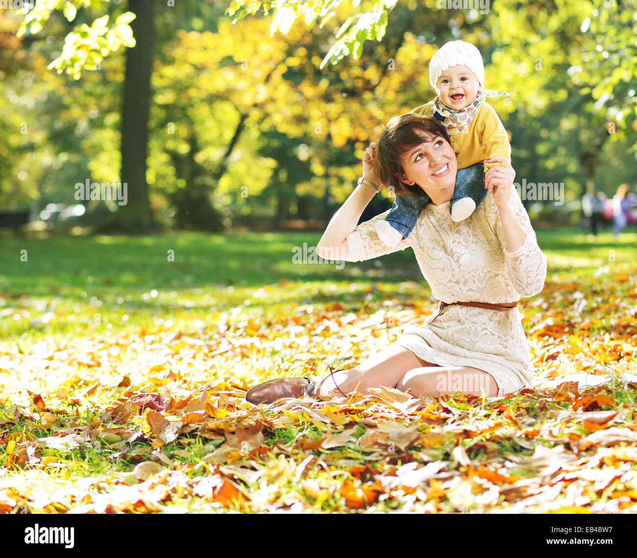 Encantadora madre jugando con su lindo bebé Foto de stock