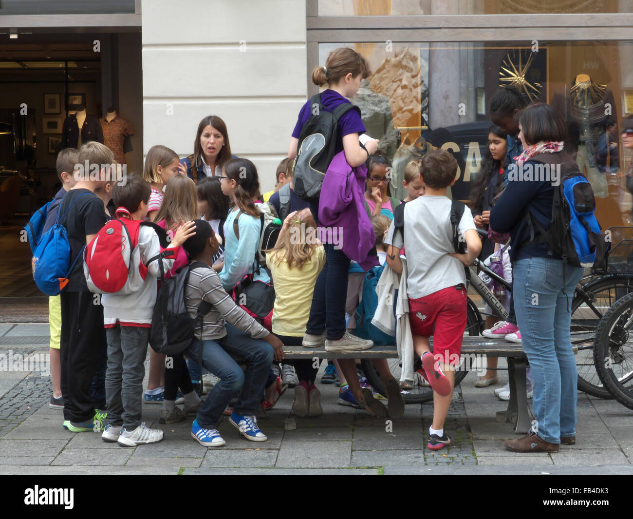 Los niños en edad escolar con maestros con un paseo en el casco antiguo de Munich Alemania Europa Foto de stock