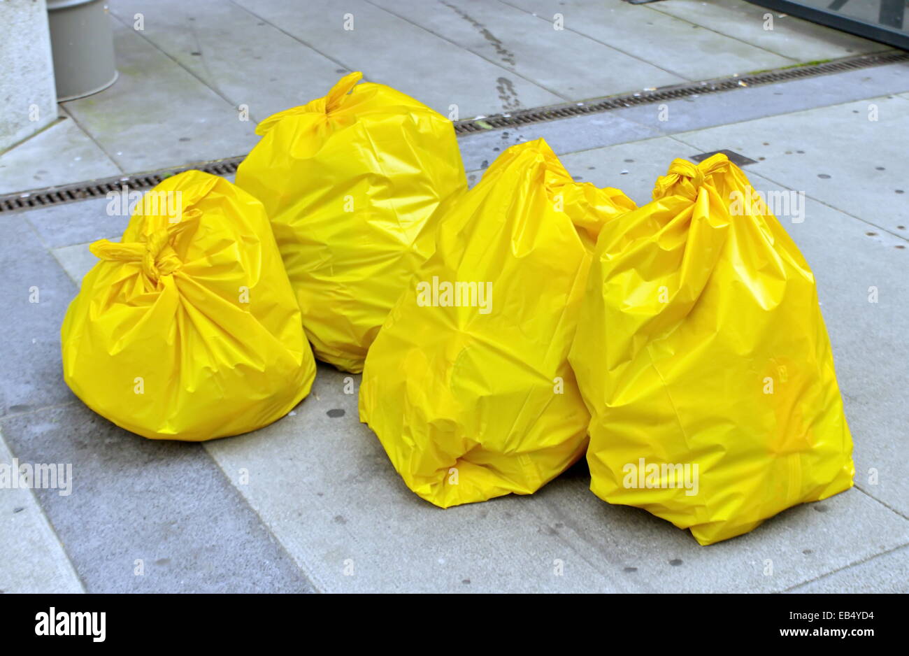 La acumulación de bolsas de basura, reciclaje, sacos, bolsas de color  amarillo, listo para ser recogido, Kiel-oppendorf, Schleswig-Holstein,  Alemania Fotografía de stock - Alamy