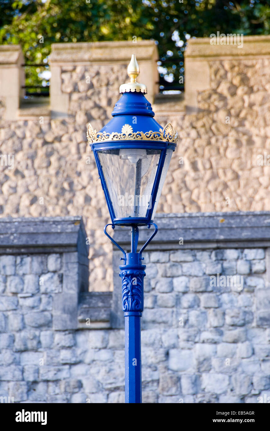 La lámpara azul ornamentado post significa antes del terraplén en las paredes de la Torre de Londres, Reino Unido Foto de stock