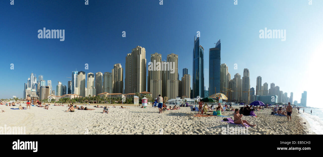 Horizonte de Dubai, EAU Metrópoli rascacielos de Dubai Marina Playa n Foto de stock