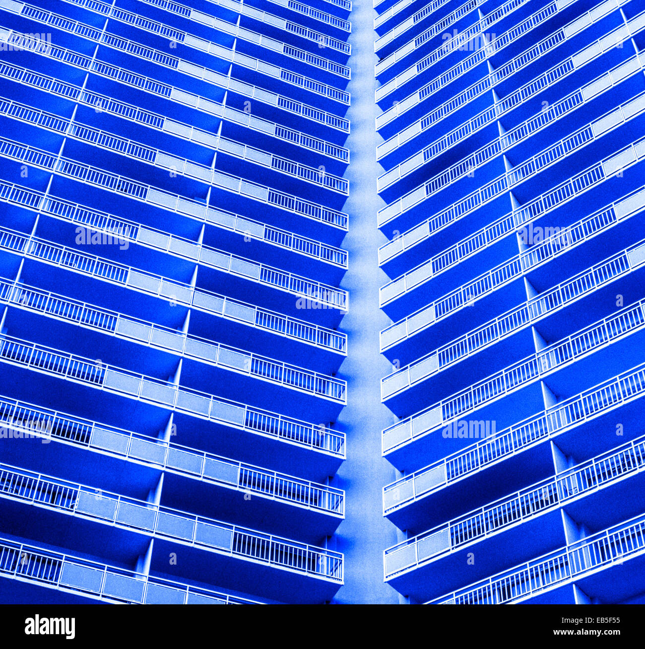 Las líneas rectas de un balcón del hotel crea un llamativo patrón de una modernista del siglo de mid-20th estilo de arquitectura. Foto coloreada digitalmente. Foto de stock