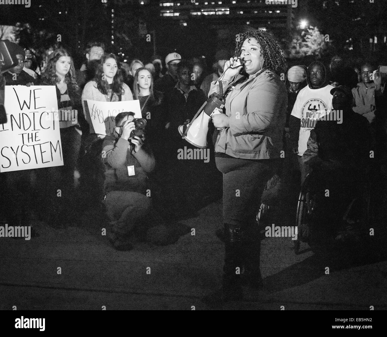 Los manifestantes se reúnen en Charlotte, NC después de que el gran jurado Michael Brown hallazgo. Foto de stock