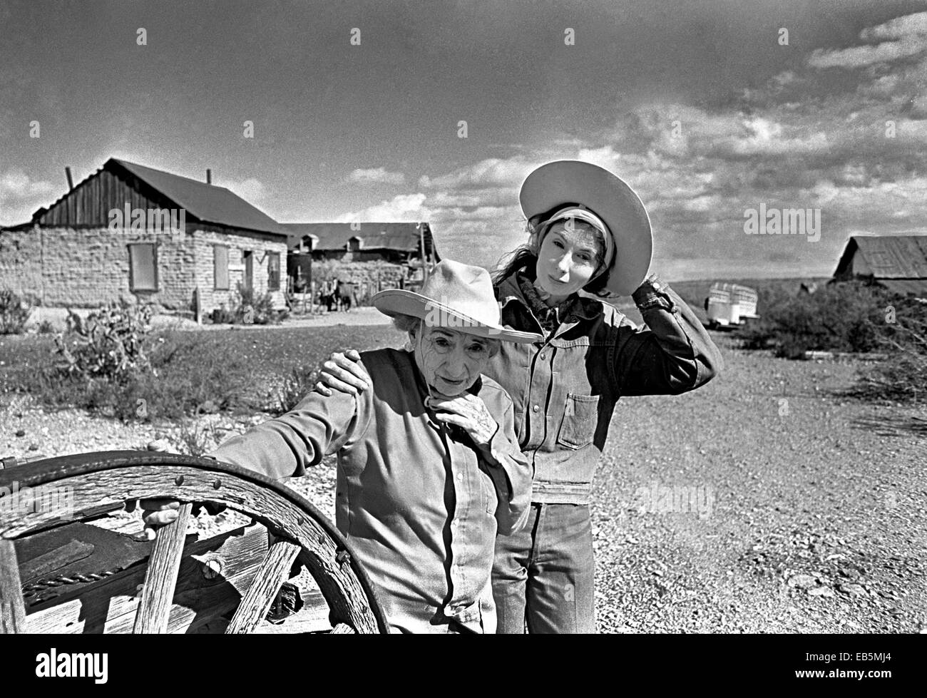 Rita y Janaloo Hill, ermitaños, mujeres que vivían en la propiedad y la ciudad fantasma de Shakespeare, Nuevo México, circa 1978 Foto de stock