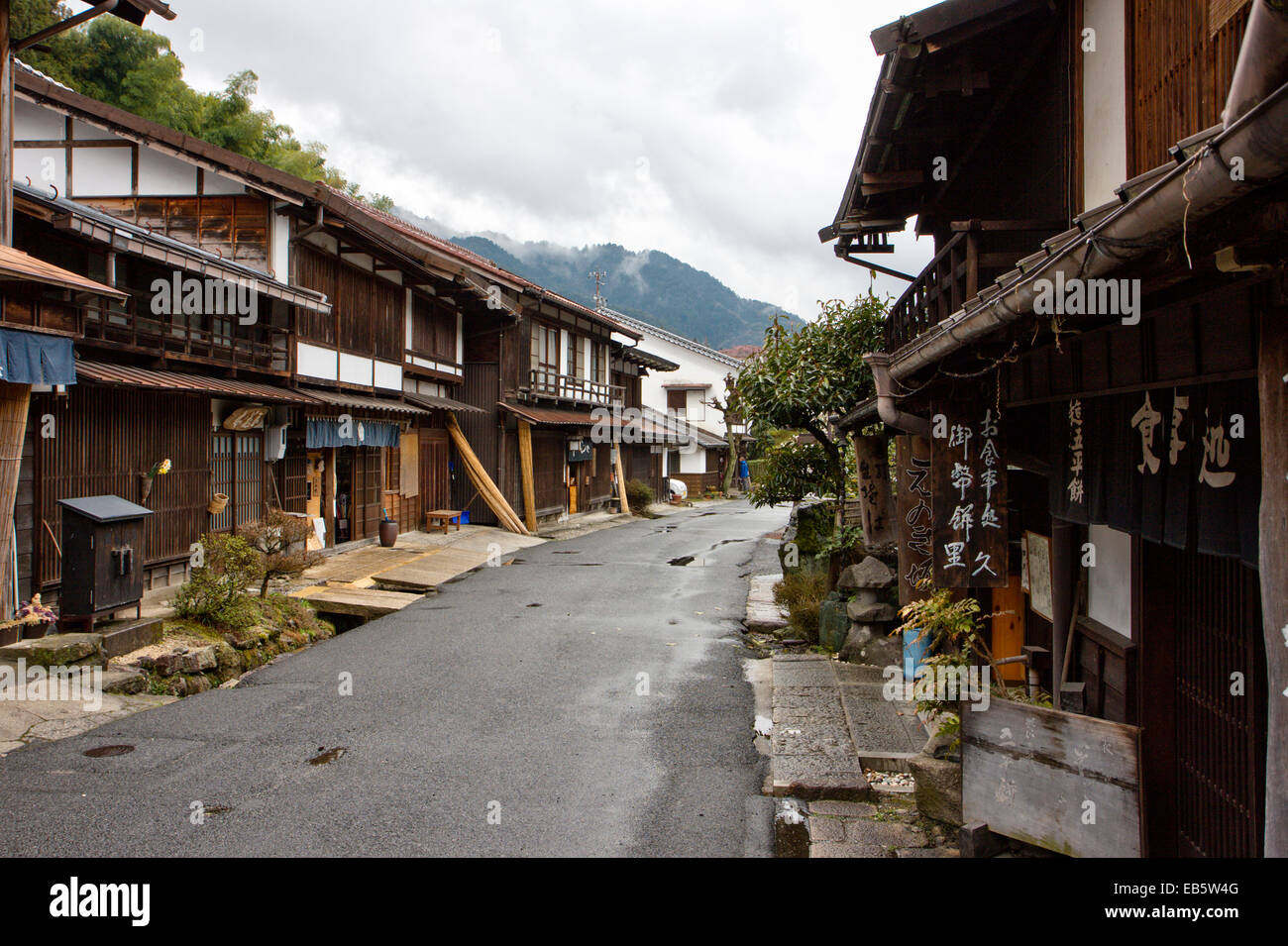 Calle Terashita en Tsumago, Japón, parte de la autopista Nakasendo del período Edo, con edificios de madera que incluyen ryokan, posadas, minshuku y tiendas. Foto de stock