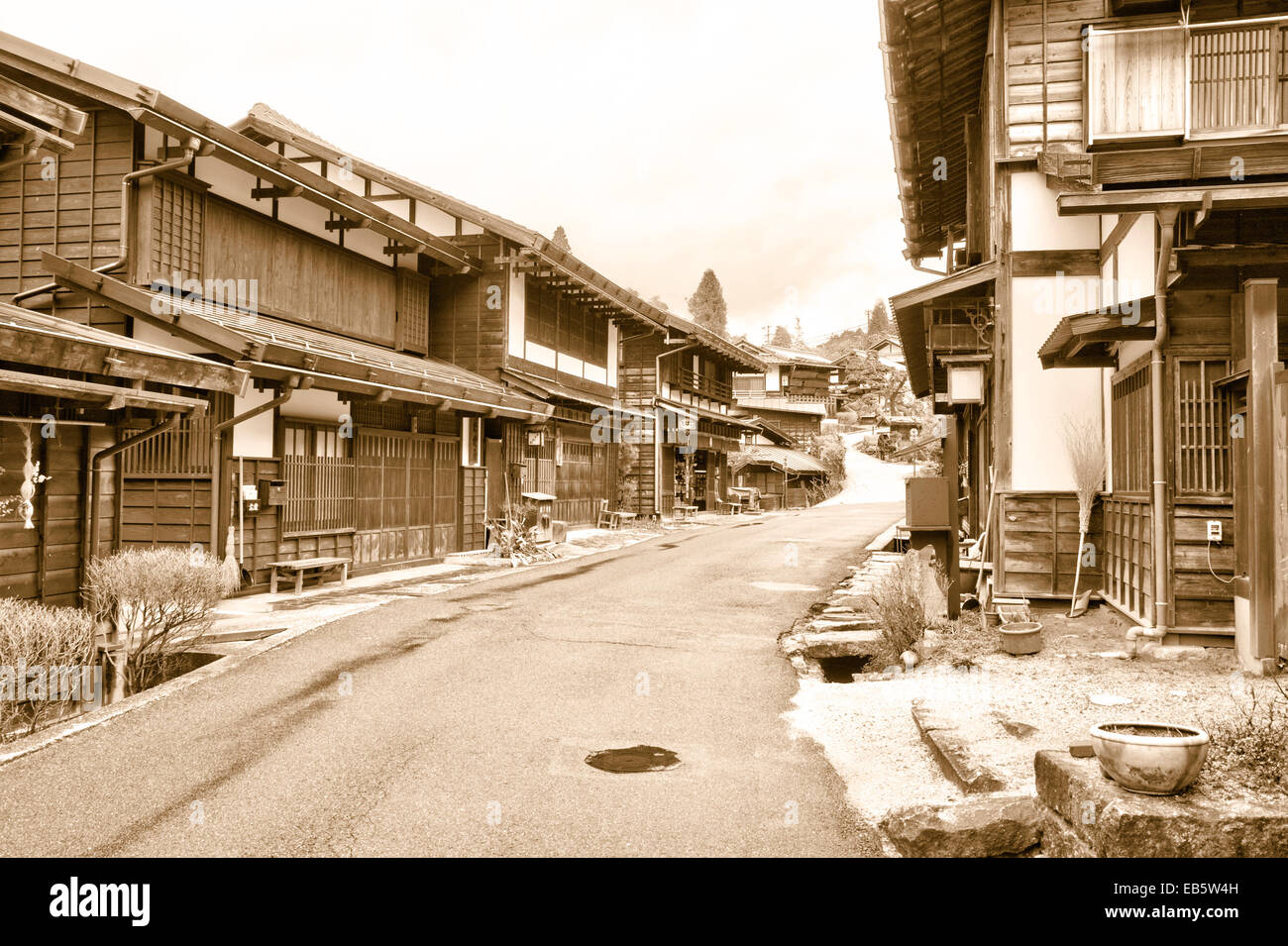 Calle Terashita en Tsumago, Japón, parte de la autopista Nakasendo del período Edo, con edificios de madera que incluyen ryokan, posadas, minshuku y tiendas. Sepia. Foto de stock