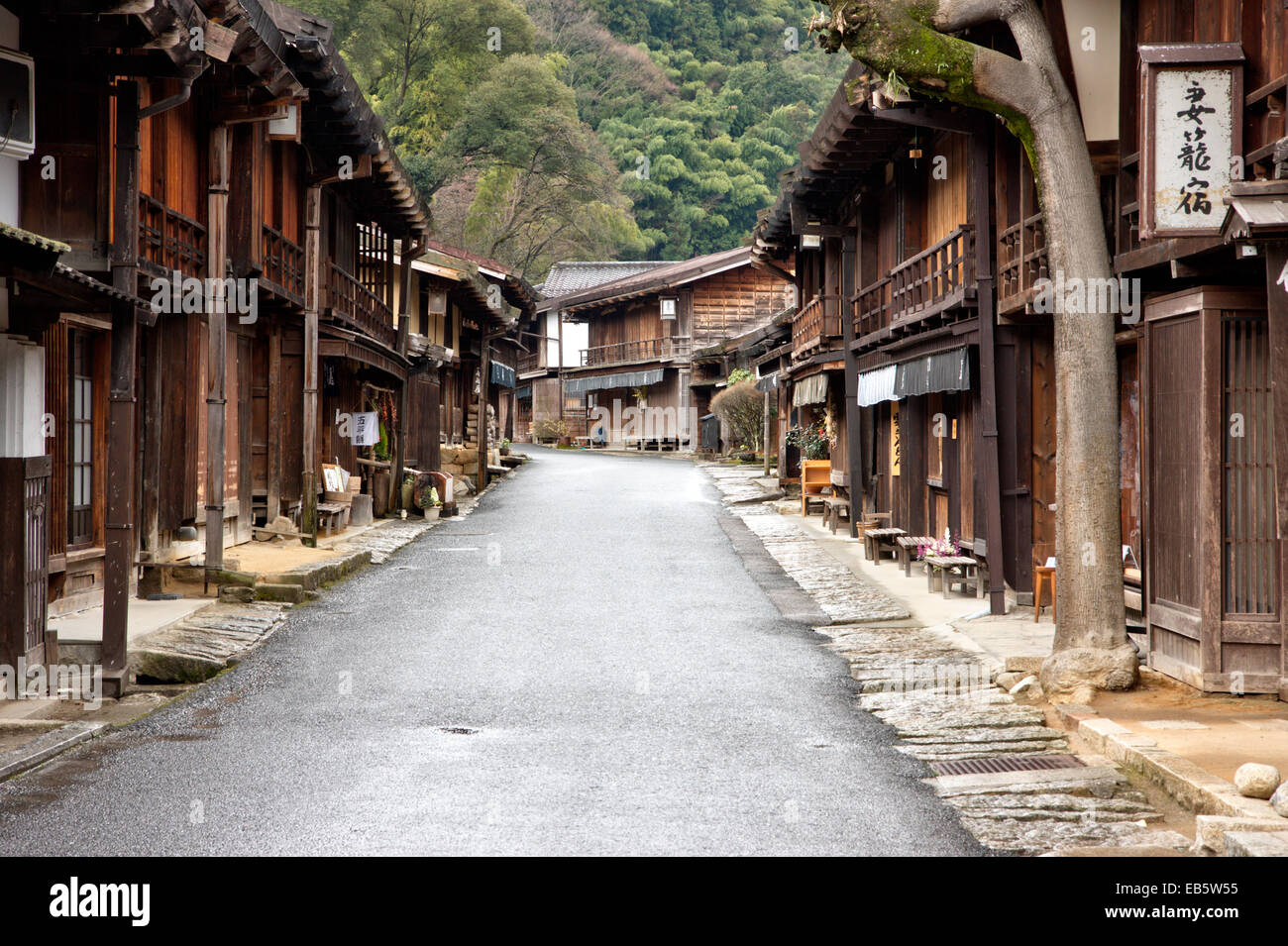 Calle Terashita en Tsumago, Japón, parte de la autopista Nakasendo del período Edo, con edificios de madera que incluyen ryokan, posadas, minshuku y tiendas. Foto de stock