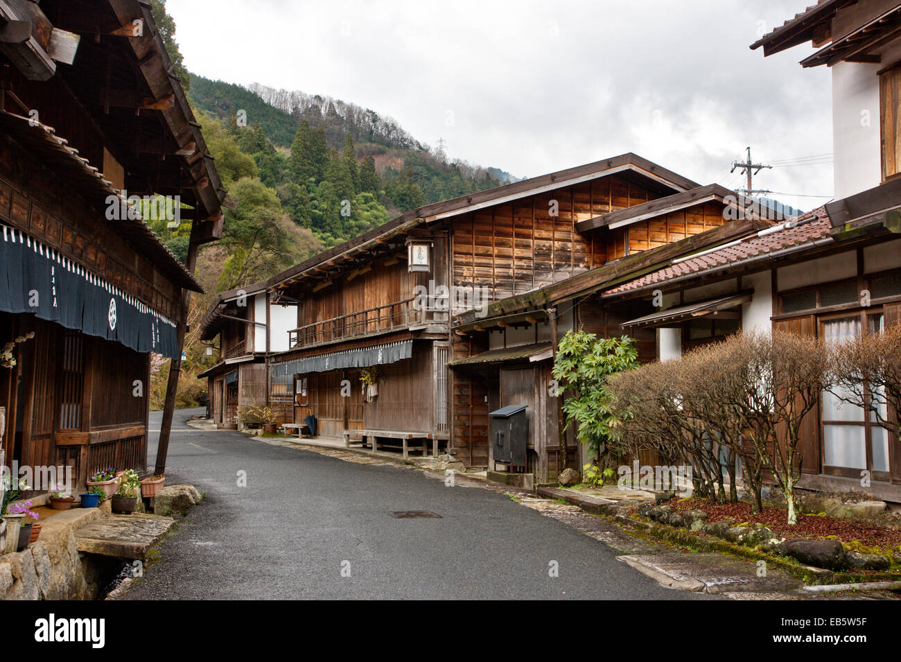 Calle Terashita en Tsumago, Japón, parte de la autopista Nakasendo del período Edo, con edificios de madera que incluyen ryokan, posadas, minshuku y tiendas. Foto de stock